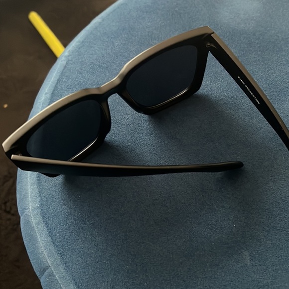 Black oversized sunglasses - Picture 3 of 3